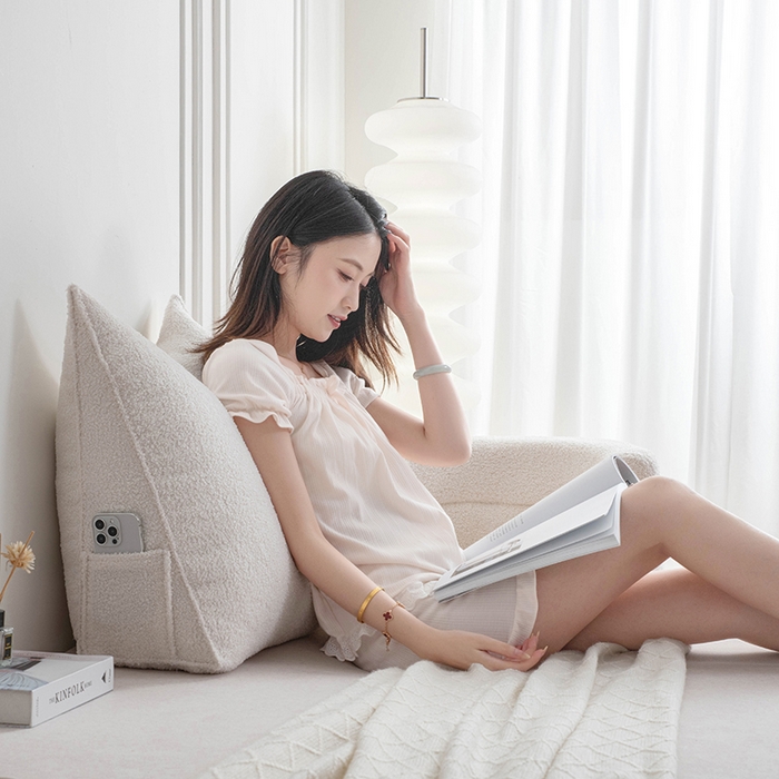 91家纺网 家纺一手货源 找家纺 一兰家纺 2025新款单人加厚泰迪绒三角靠垫床上靠枕沙发靠背阅读枕 穗穗-破境白