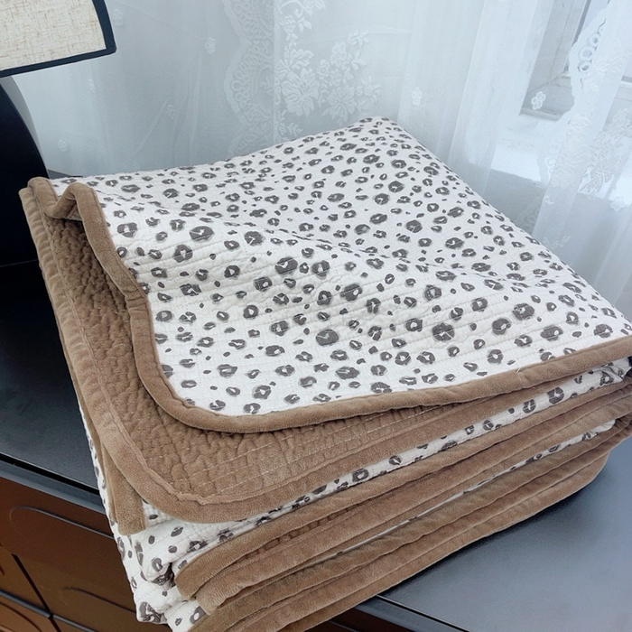 91家纺网 家纺一手货源 找家纺 暖居 2025新款砂洗棉加绒床盖三件套双面两用棉加绒-叠拍图 黑巧豹纹