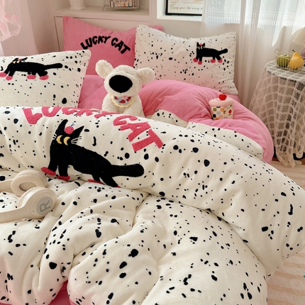 91家纺网 家纺一手货源 找家纺 （买家秀爆款不断货）A类母婴级毛巾绣牛奶绒四件套珊瑚绒四件套雪花绒四件套刺绣牛奶绒毛巾绣四件套小清新 点点酷夜猫