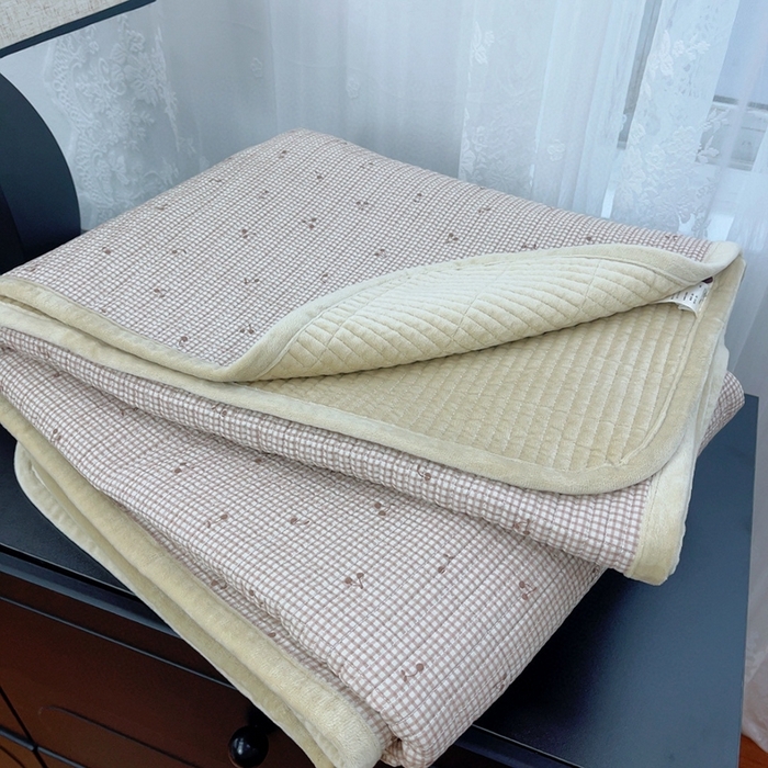 91家纺网 家纺一手货源 找家纺 暖居 2025新款砂洗棉加绒床盖三件套双面两用棉加绒-叠拍图 芍药卡其