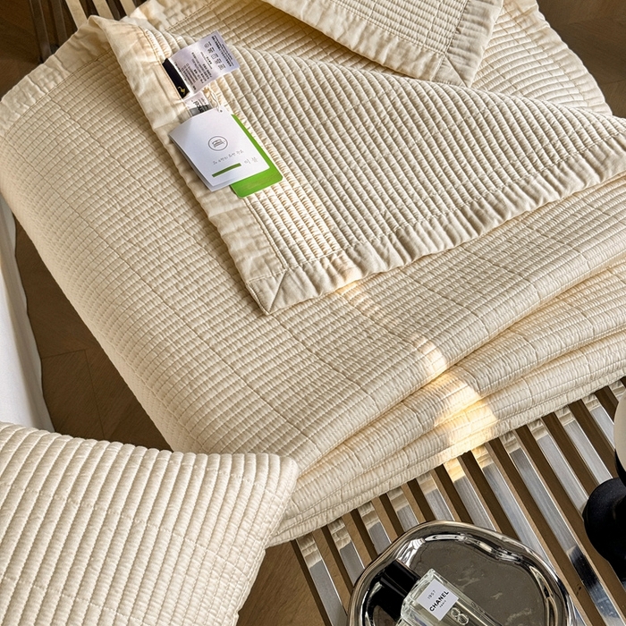 91家纺网 家纺一手货源 找家纺 汇庭 2025新款赫本系列床盖三件套-棚拍 微风驼