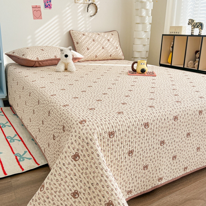 91家纺网 家纺一手货源 找家纺 茉夕家纺 2025新款跑量款双面纯棉印花水洗床盖 豹纹小熊