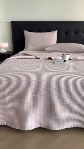 91家纺网 家纺一手货源 找家纺 汇庭 2025新款赫本系列床盖三件套-棚拍 柔和粉