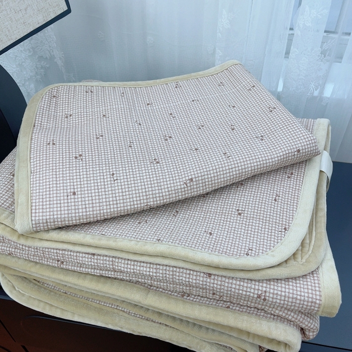 91家纺网 家纺一手货源 找家纺 暖居 2025新款砂洗棉加绒床盖三件套双面两用棉加绒-叠拍图 芍药卡其