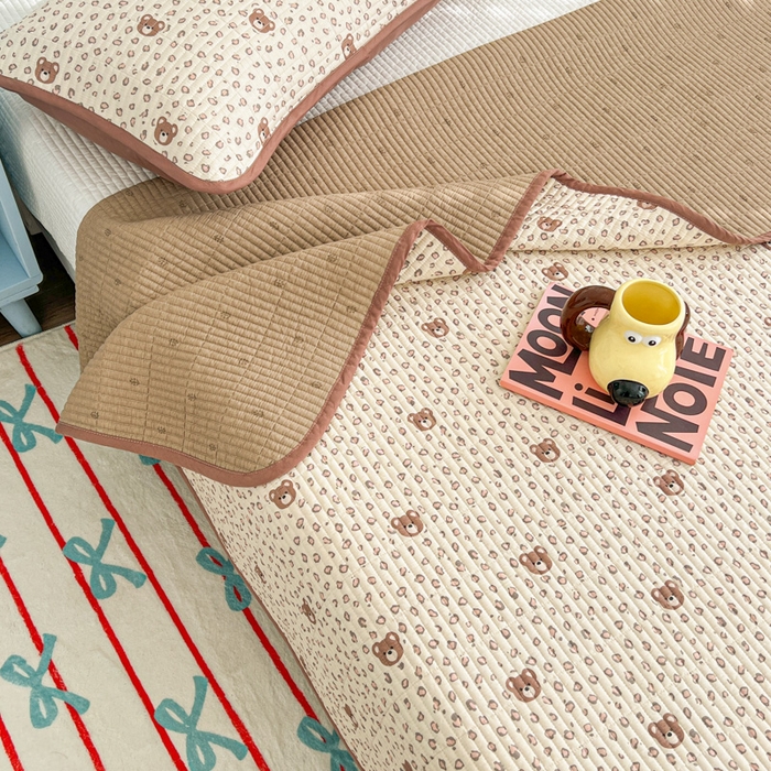 91家纺网 家纺一手货源 找家纺 茉夕家纺 2025新款跑量款双面纯棉印花水洗床盖 豹纹小熊