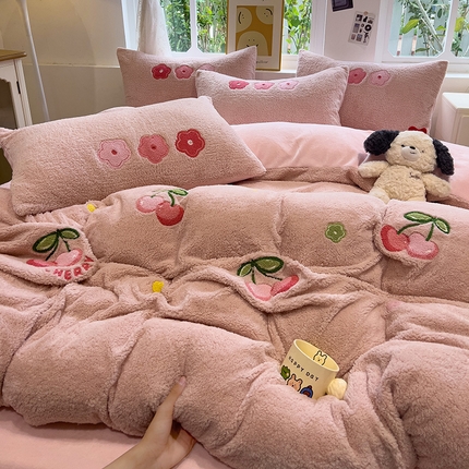 （买家秀 爆款不断货）A类母婴级泰迪绒牛奶绒刺绣四件套珊瑚绒牛奶绒四件套雪花绒四件套刺绣婴儿绒四件套 泰迪绒-樱桃