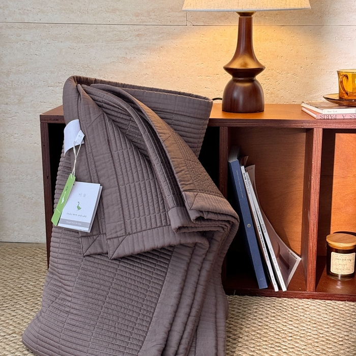 91家纺网 家纺一手货源 找家纺 汇庭 2025新款赫本系列床盖三件套-棚拍 焦糖色