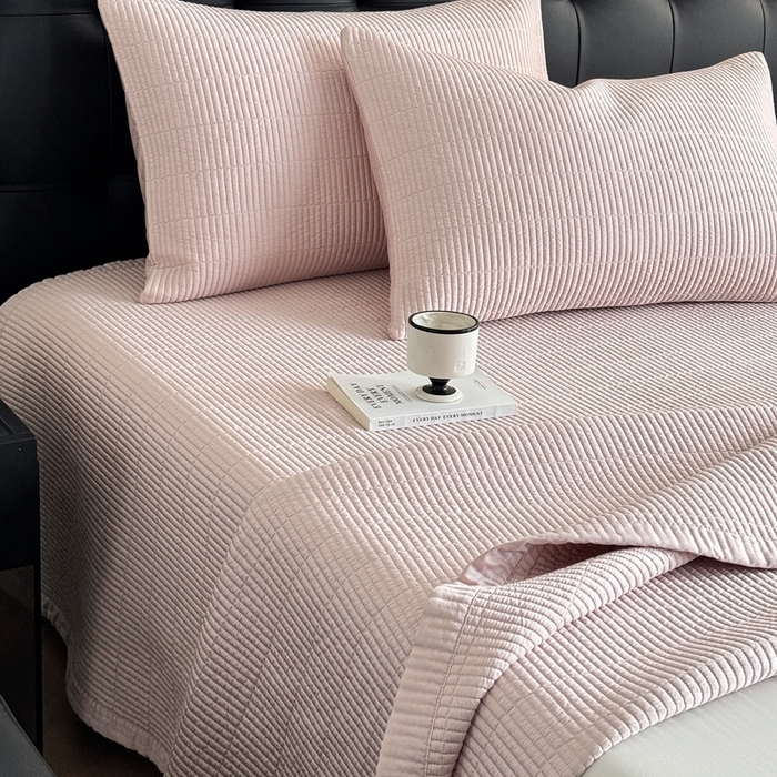 91家纺网 家纺一手货源 找家纺 汇庭 2025新款赫本系列床盖三件套-棚拍 柔和粉