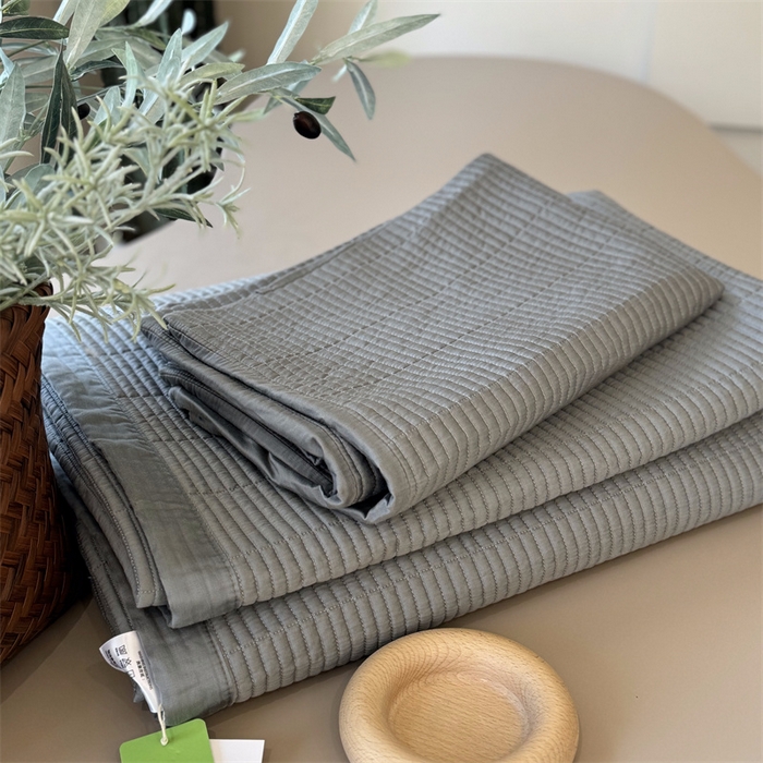 91家纺网 家纺一手货源 找家纺 汇庭 2025新款赫本系列床盖三件套-实拍 芳华青