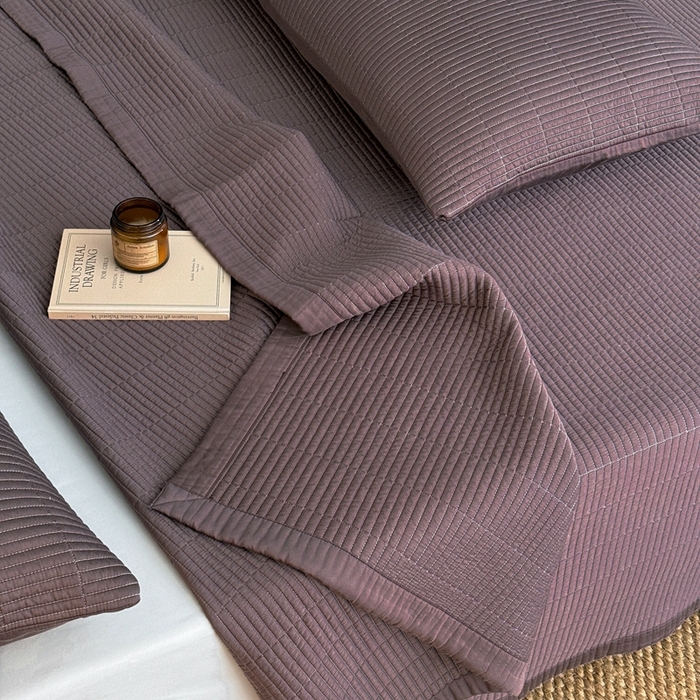 91家纺网 家纺一手货源 找家纺 汇庭 2025新款赫本系列床盖三件套-棚拍 焦糖色