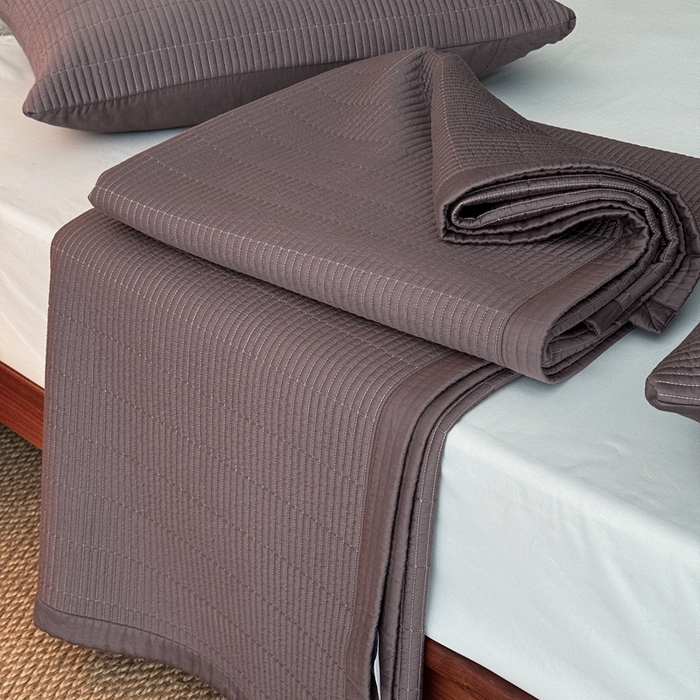 91家纺网 家纺一手货源 找家纺 汇庭 2025新款赫本系列床盖三件套-棚拍 焦糖色