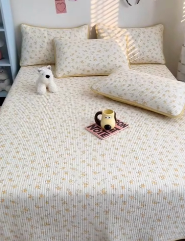 91家纺网 家纺一手货源 找家纺 茉夕家纺 2025新款跑量款双面纯棉印花水洗床盖 故事小黄花