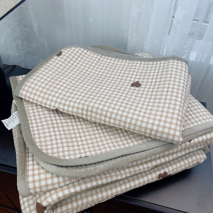 91家纺网 家纺一手货源 找家纺 暖居 2025新款砂洗棉加绒床盖三件套双面两用棉加绒-叠拍图 星灿