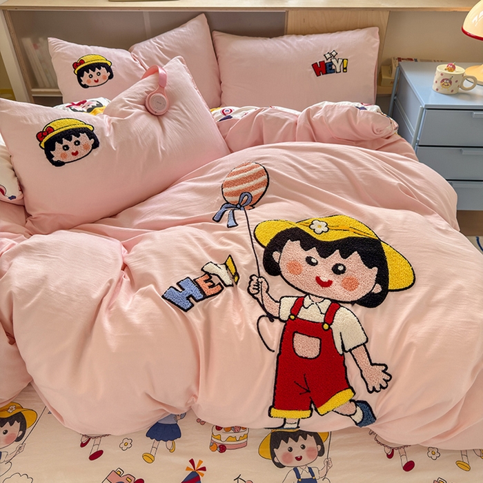 91家纺网 家纺一手货源 找家纺 罗亿家纺 2025新款糯糯棉(110克）大版卡通毛巾绣四件套（提供买家绣） 小丸子去郊游