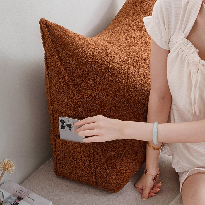 91家纺网 家纺一手货源 找家纺 一兰家纺 2025新款单人加厚泰迪绒三角靠垫床上靠枕沙发靠背阅读枕 穗穗-琥珀棕