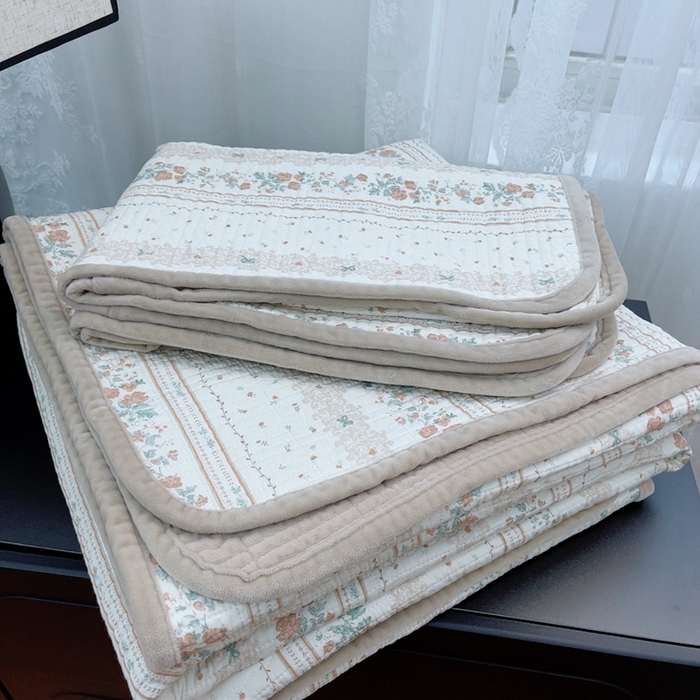 91家纺网 家纺一手货源 找家纺 暖居 2025新款砂洗棉加绒床盖三件套双面两用棉加绒-叠拍图 音律