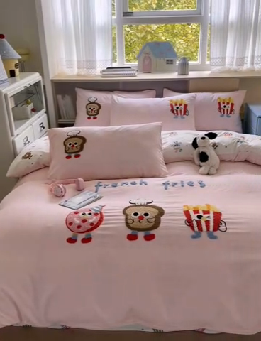 91家纺网 家纺一手货源 找家纺 罗亿家纺 2025新款糯糯棉(110克）大版卡通毛巾绣四件套（提供买家绣） 多巴胺甜甜圈