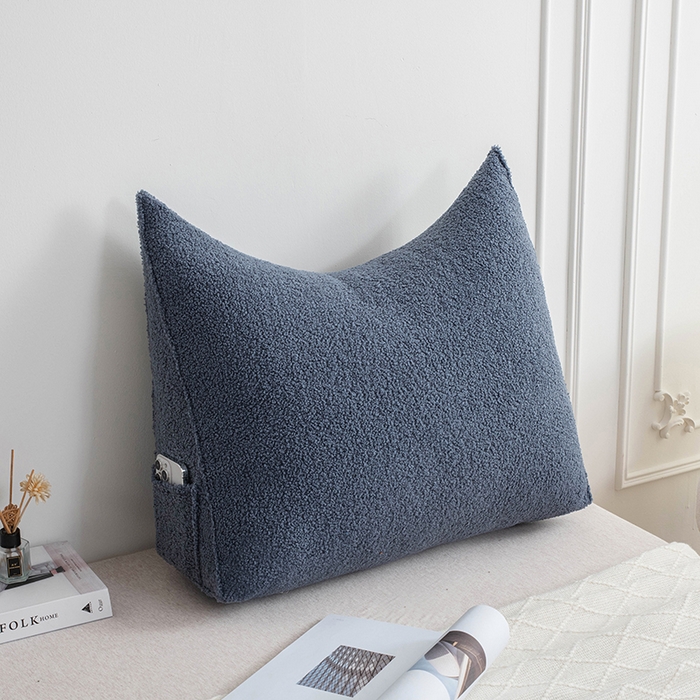 91家纺网 家纺一手货源 找家纺 一兰家纺 2025新款单人加厚泰迪绒三角靠垫床上靠枕沙发靠背阅读枕 穗穗-蔚蓝