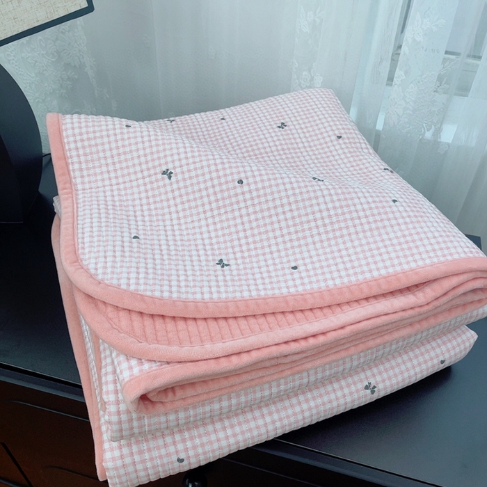 91家纺网 家纺一手货源 找家纺 暖居 2025新款砂洗棉加绒床盖三件套双面两用棉加绒-叠拍图 点点蝴蝶结