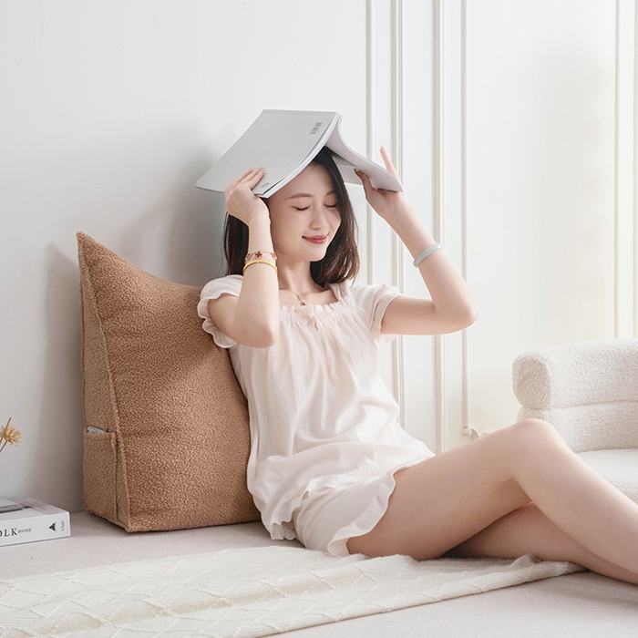 91家纺网 家纺一手货源 找家纺 一兰家纺 2025新款单人加厚泰迪绒三角靠垫床上靠枕沙发靠背阅读枕 穗穗-芥末黄