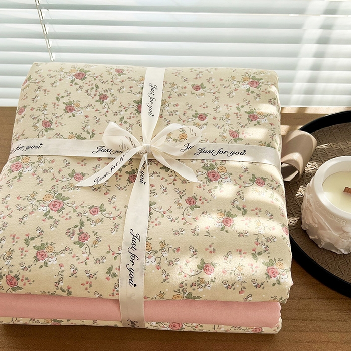 91家纺网 家纺一手货源 找家纺 暖芯优选 2025新款加厚针织棉双层纱四件套小碎花被套床单床笠款学生三件套新款直播热款-叠拍图-系列二 夕雾花园