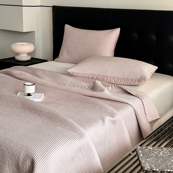 91家纺网 家纺一手货源 找家纺 汇庭 2025新款赫本系列床盖三件套-棚拍 柔和粉