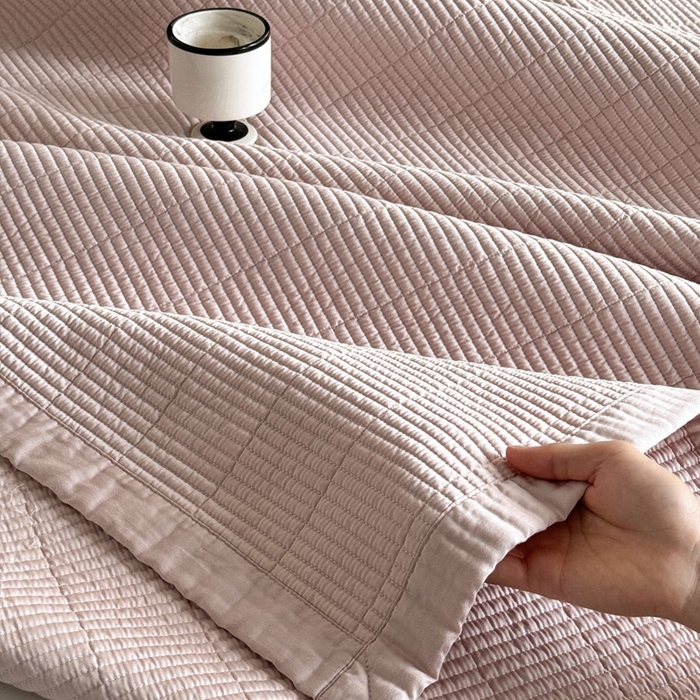 91家纺网 家纺一手货源 找家纺 汇庭 2025新款赫本系列床盖三件套-棚拍 柔和粉