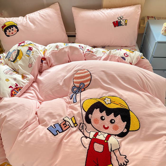 91家纺网 家纺一手货源 找家纺 罗亿家纺 2025新款糯糯棉(110克）大版卡通毛巾绣四件套（提供买家绣） 小丸子去郊游