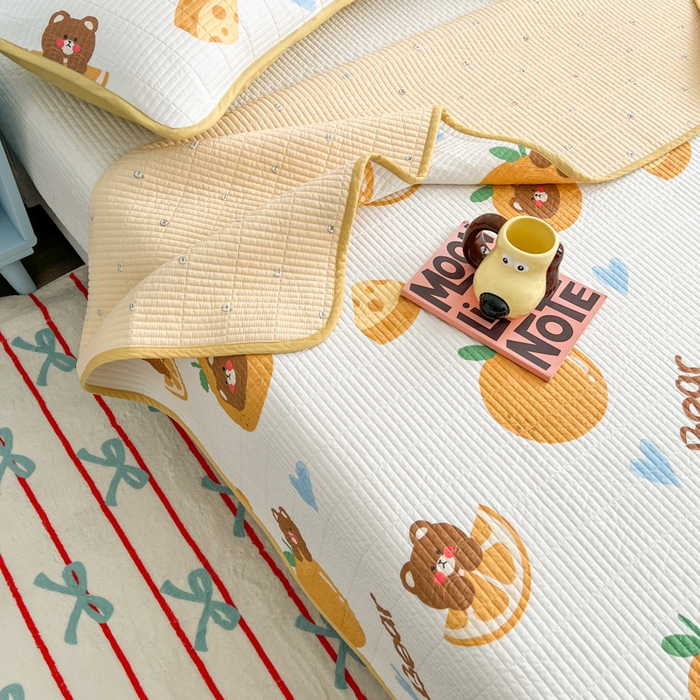 91家纺网 家纺一手货源 找家纺 茉夕家纺 2025新款跑量款双面纯棉印花水洗床盖 橙子小熊