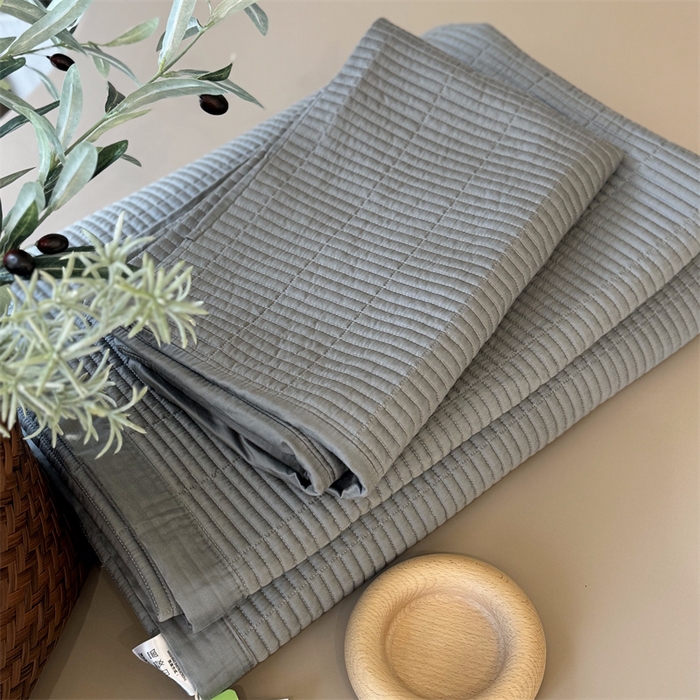 91家纺网 家纺一手货源 找家纺 汇庭 2025新款赫本系列床盖三件套-实拍 芳华青