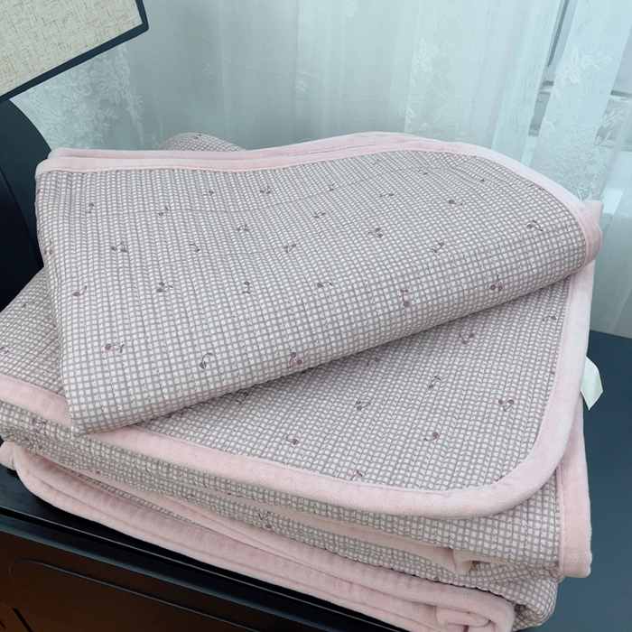 91家纺网 家纺一手货源 找家纺 暖居 2025新款砂洗棉加绒床盖三件套双面两用棉加绒-叠拍图 粉妆