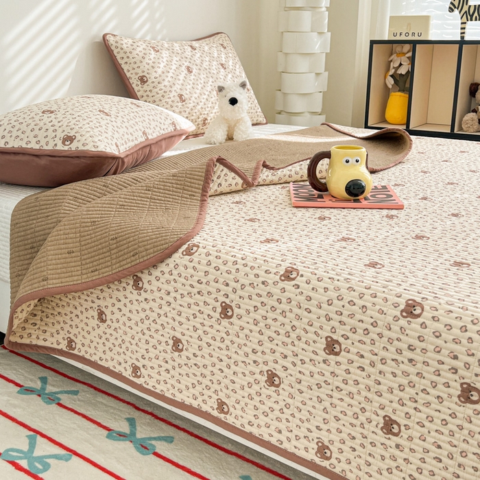 91家纺网 家纺一手货源 找家纺 茉夕家纺 2025新款跑量款双面纯棉印花水洗床盖 豹纹小熊