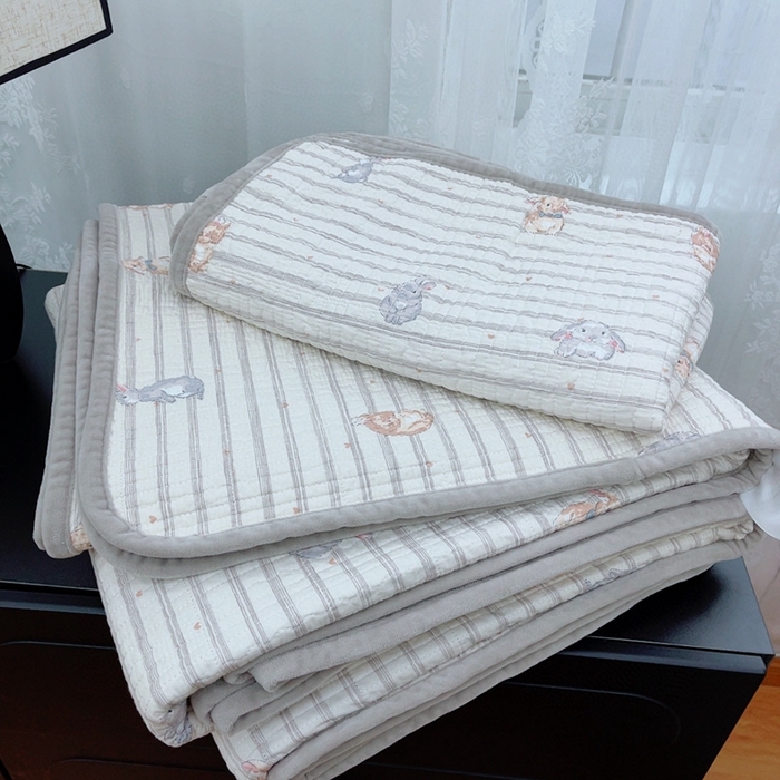 91家纺网 家纺一手货源 找家纺 暖居 2025新款砂洗棉加绒床盖三件套双面两用棉加绒-叠拍图 青春兔