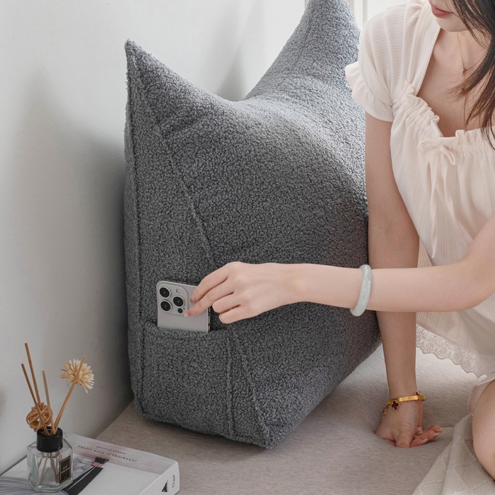 91家纺网 家纺一手货源 找家纺 一兰家纺 2025新款单人加厚泰迪绒三角靠垫床上靠枕沙发靠背阅读枕 穗穗-浅系灰