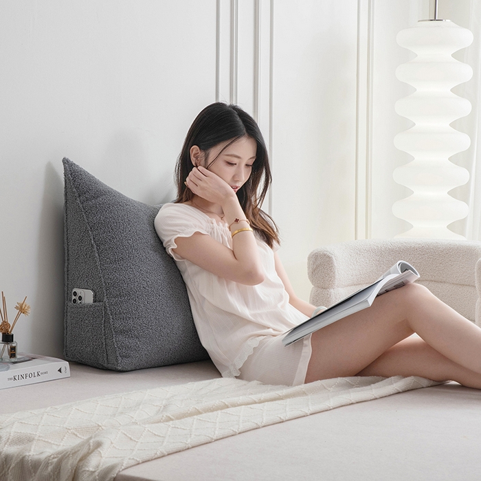 91家纺网 家纺一手货源 找家纺 一兰家纺 2025新款单人加厚泰迪绒三角靠垫床上靠枕沙发靠背阅读枕 穗穗-浅系灰