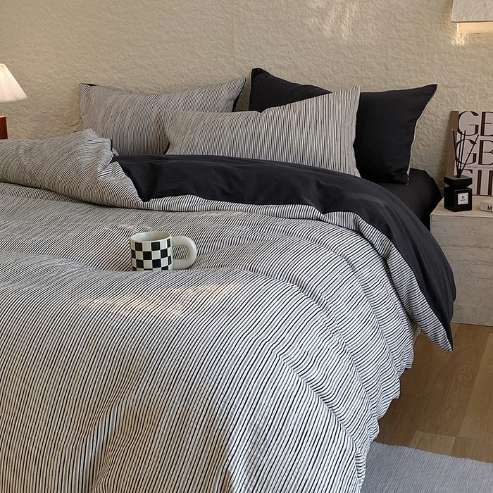 91家纺网 家纺一手货源 找家纺 琪格格 2025新款纯棉简约提花宅寂风格四件套  速写-提花黑条