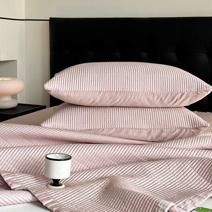 91家纺网 家纺一手货源 找家纺 汇庭 2025新款赫本系列床盖三件套-棚拍 柔和粉