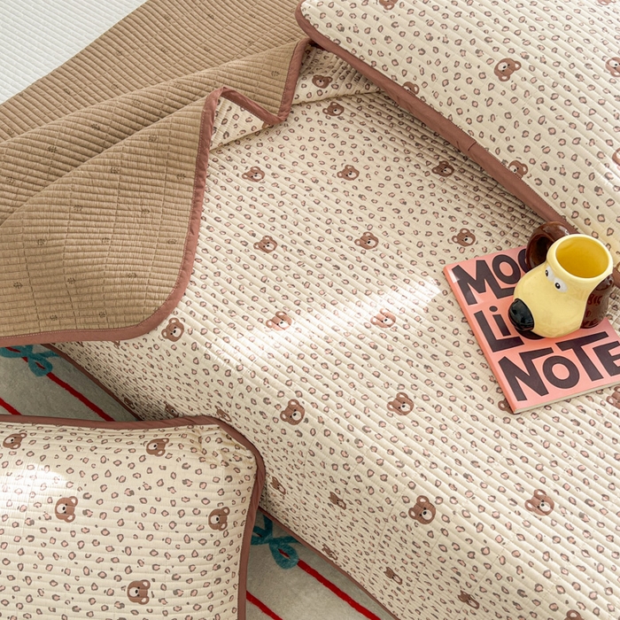 91家纺网 家纺一手货源 找家纺 茉夕家纺 2025新款跑量款双面纯棉印花水洗床盖 豹纹小熊