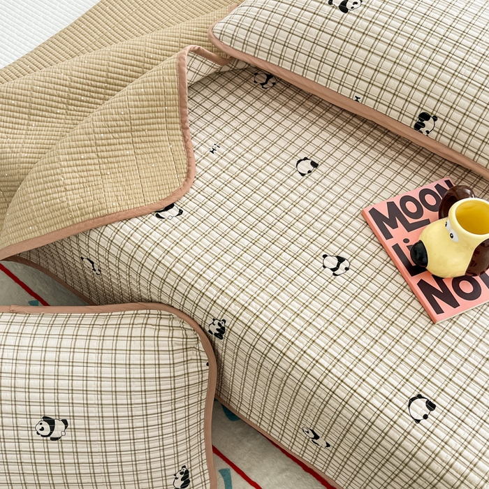 91家纺网 家纺一手货源 找家纺 茉夕家纺 2025新款跑量款双面纯棉印花水洗床盖 调皮熊猫