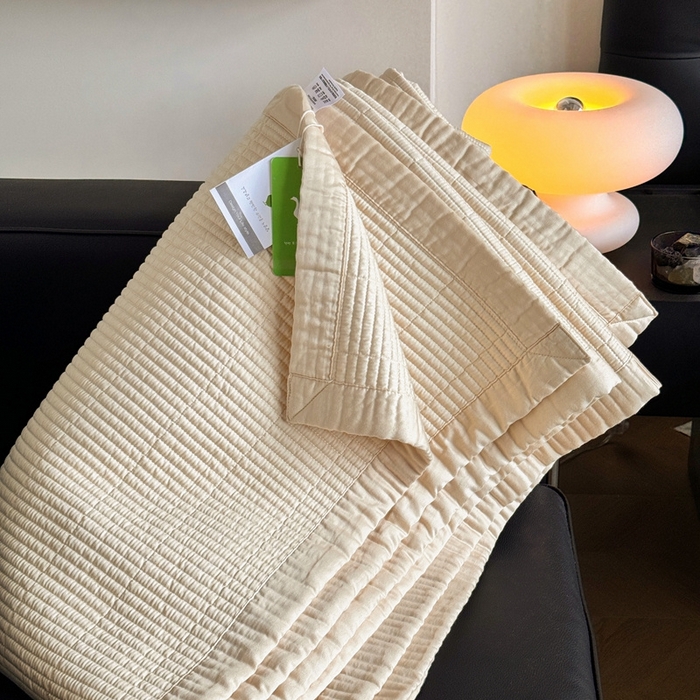 91家纺网 家纺一手货源 找家纺 汇庭 2025新款赫本系列床盖三件套-棚拍 微风驼