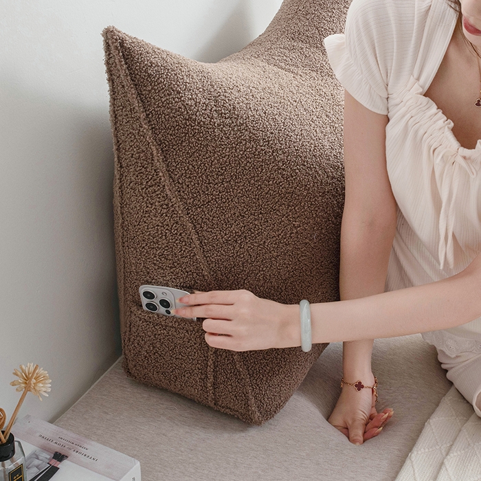 91家纺网 家纺一手货源 找家纺 一兰家纺 2025新款单人加厚泰迪绒三角靠垫床上靠枕沙发靠背阅读枕 穗穗-咖啡