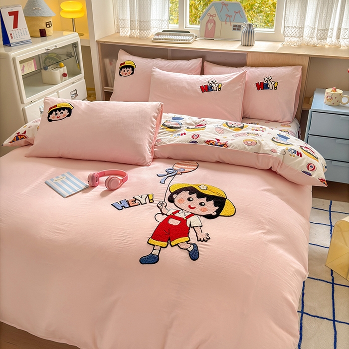 91家纺网 家纺一手货源 找家纺 罗亿家纺 2025新款糯糯棉(110克）大版卡通毛巾绣四件套（提供买家绣） 小丸子去郊游