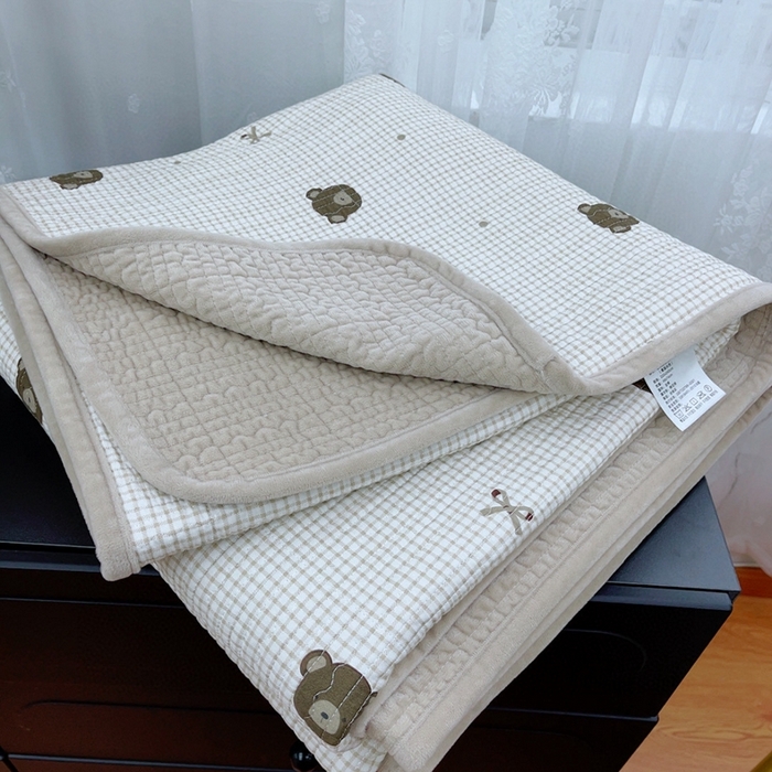 91家纺网 家纺一手货源 找家纺 暖居 2025新款砂洗棉加绒床盖三件套双面两用棉加绒-叠拍图 熊头蝴蝶结