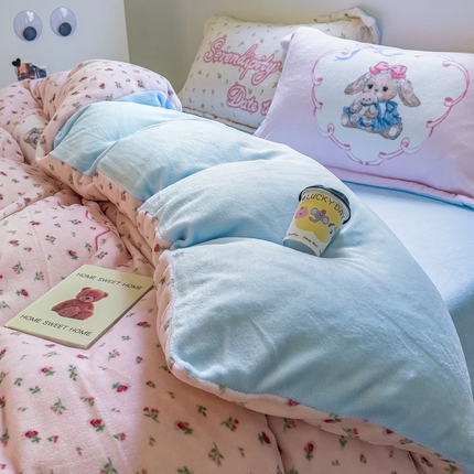 （买家秀 爆款不断货）A类母婴级双面牛奶绒珊瑚绒雪花绒四件套AB版高克重卡通牛奶绒四件套花卉-场景2 抱抱兔