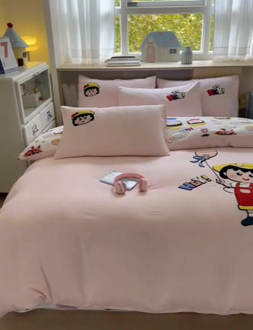 91家纺网 家纺一手货源 找家纺 罗亿家纺 2025新款糯糯棉(110克）大版卡通毛巾绣四件套（提供买家绣） 小丸子去郊游