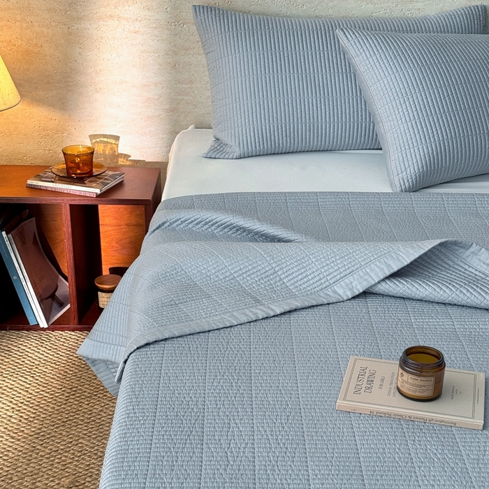91家纺网 家纺一手货源 找家纺 汇庭 2025新款赫本系列床盖三件套-棚拍 浅水蓝