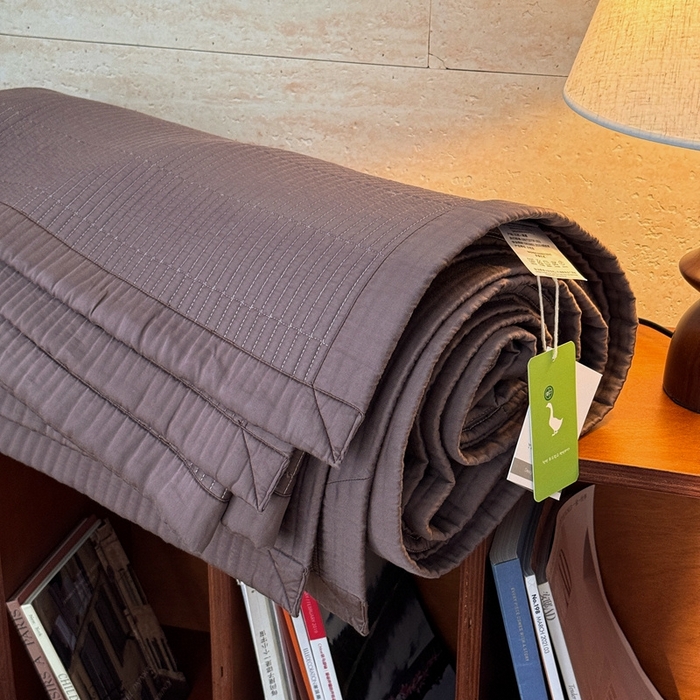 91家纺网 家纺一手货源 找家纺 汇庭 2025新款赫本系列床盖三件套-棚拍 焦糖色