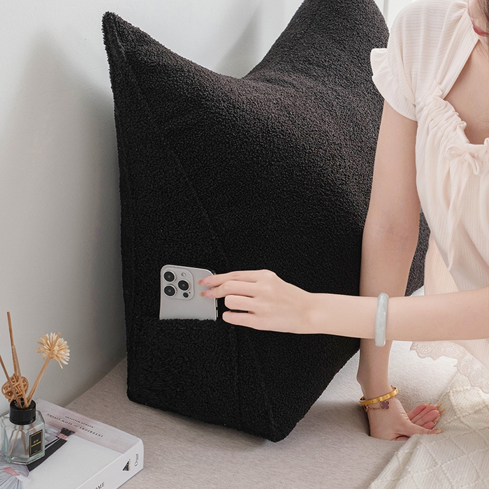 91家纺网 家纺一手货源 找家纺 一兰家纺 2025新款单人加厚泰迪绒三角靠垫床上靠枕沙发靠背阅读枕 穗穗-黑色