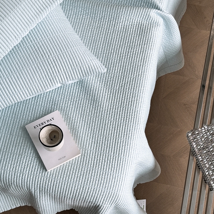 91家纺网 家纺一手货源 找家纺 汇庭 2025新款赫本系列床盖三件套-棚拍 微风兰