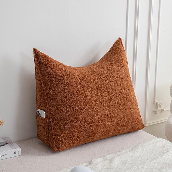 91家纺网 家纺一手货源 找家纺 一兰家纺 2025新款单人加厚泰迪绒三角靠垫床上靠枕沙发靠背阅读枕 穗穗-琥珀棕